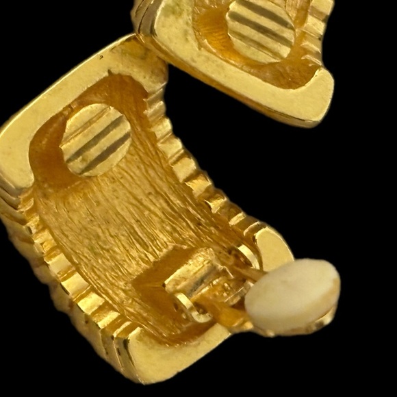 Givenchy Vintage Gold Ribbed Clip On Earrings - Picture 6 of 6